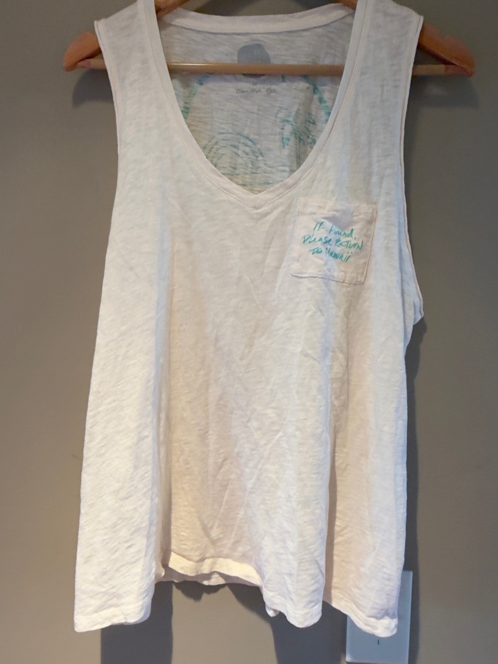 Goldfish Kisses White V-Neck Pocket Tank Top Hawaii XL